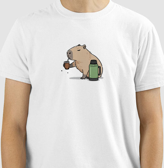 Capivara tomando tereré